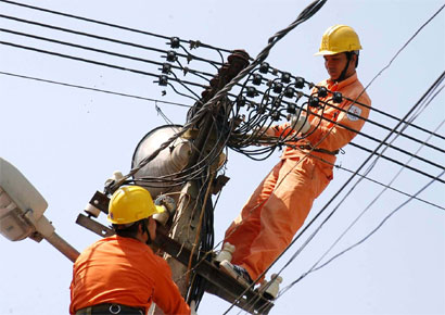 Công nhân ngành điện thực hiện công tác sửa chữa.
